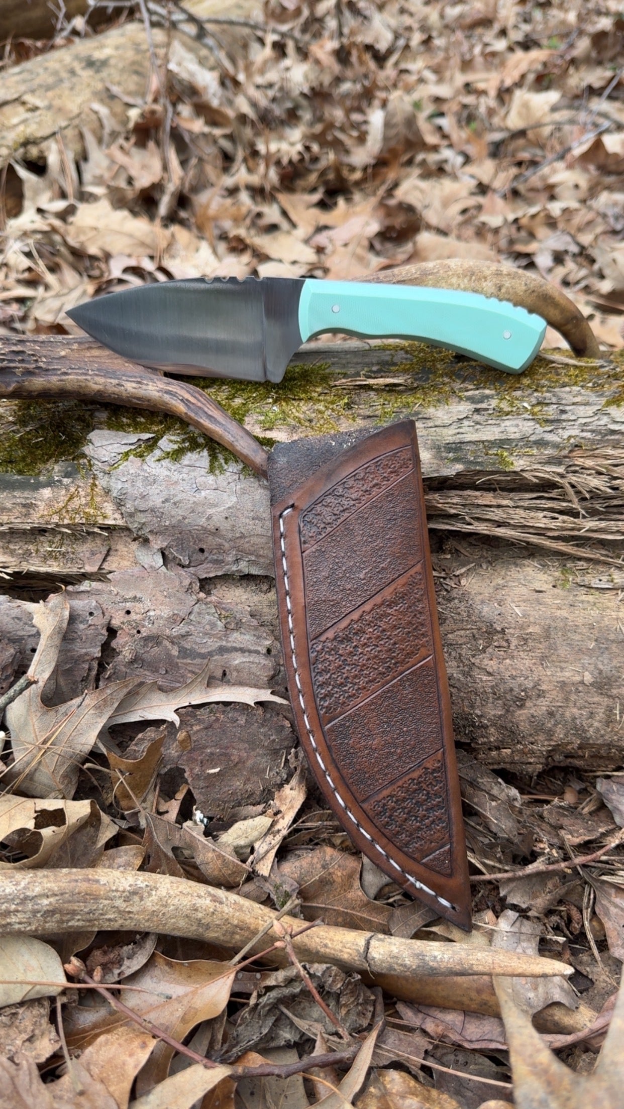 Signature blade in Tiffany blue g10 with white g10 pins.