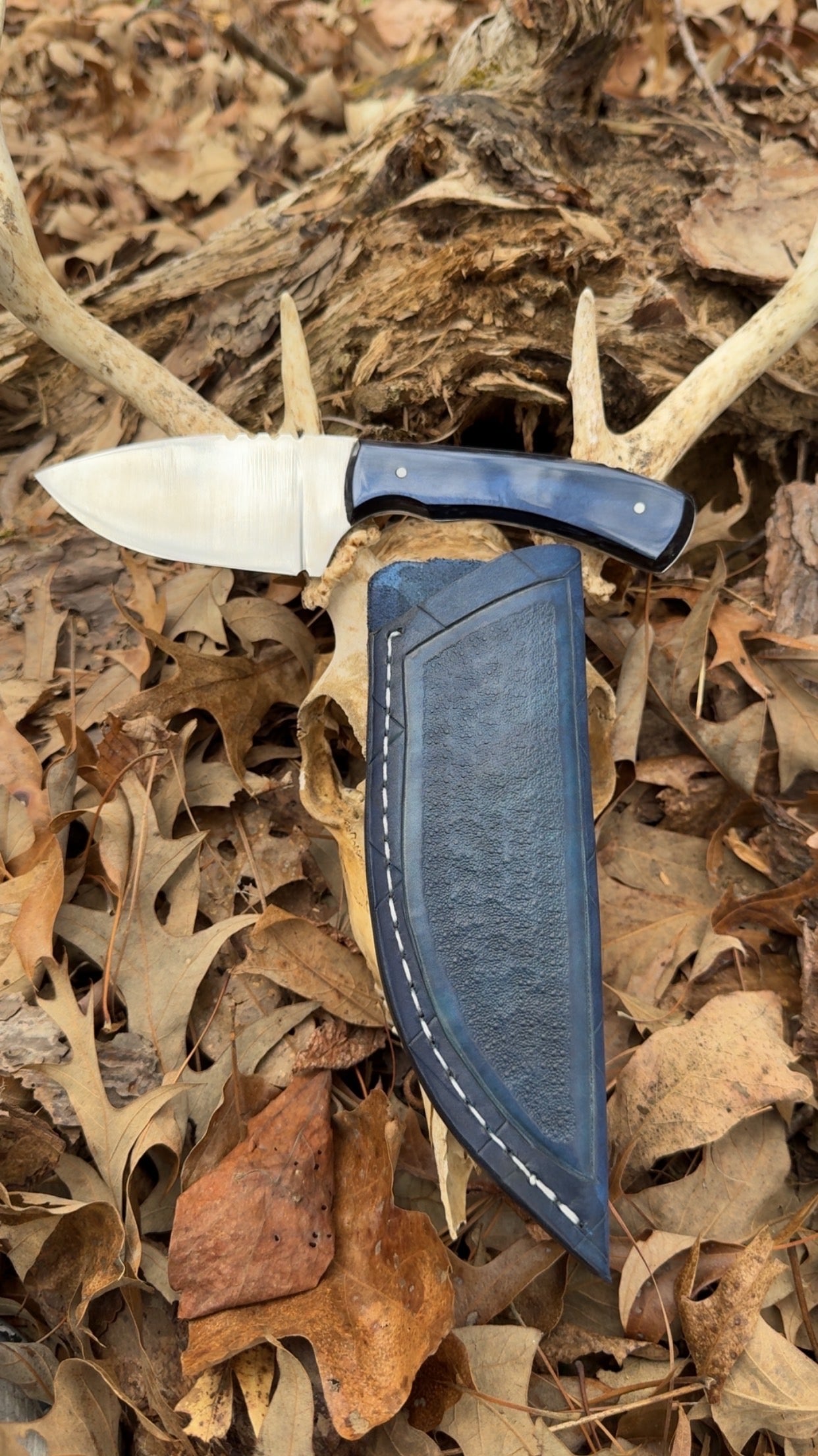 Signature blade with Midnight Blue Kirinite with White g10 pins