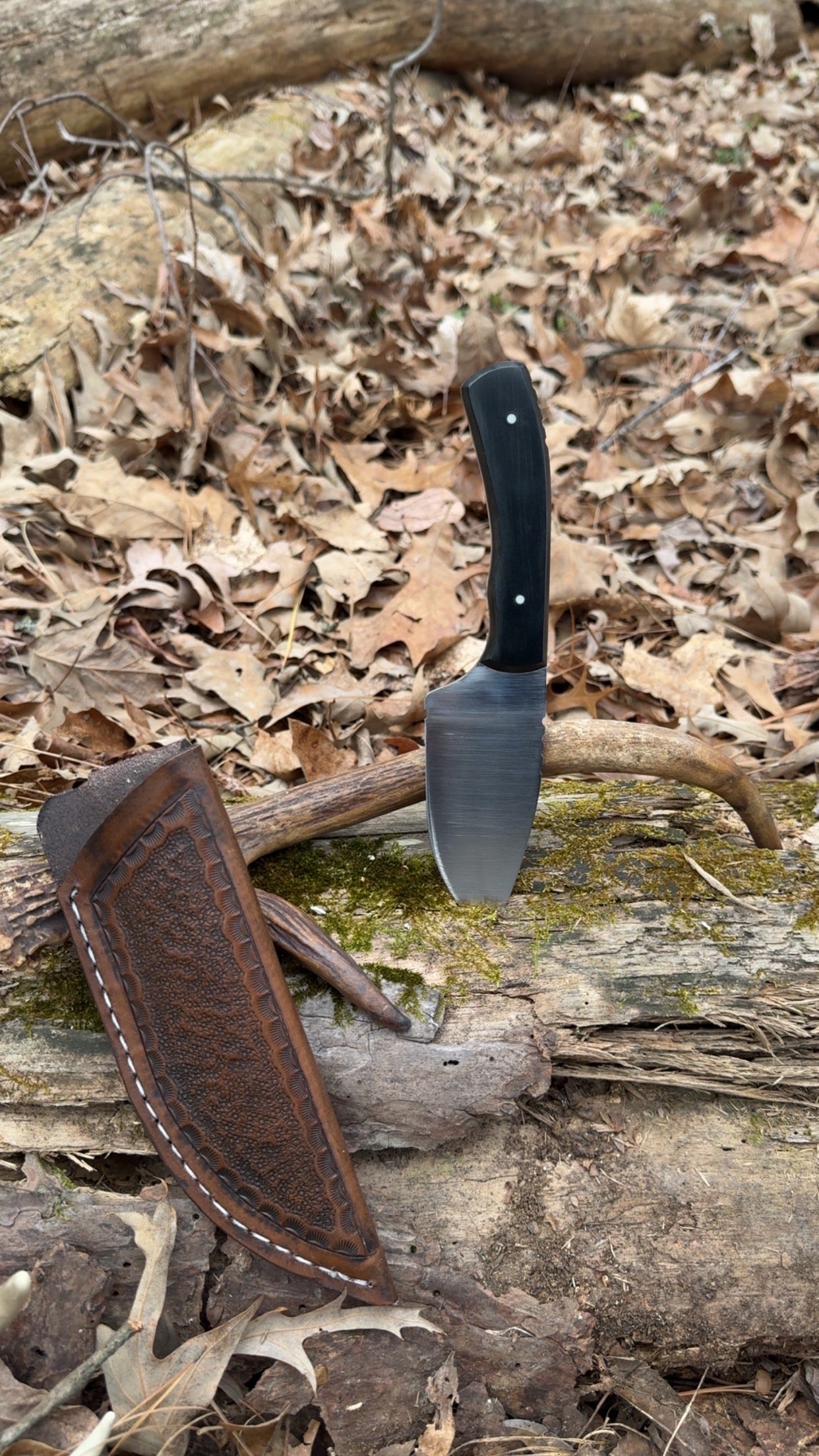 Signature blade in Black paper micarta w/White G10 pins