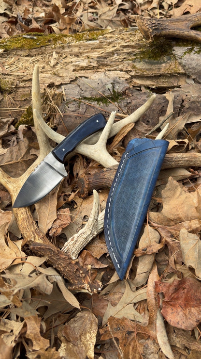 Signature blade with Midnight Blue Kirinite with White g10 pins