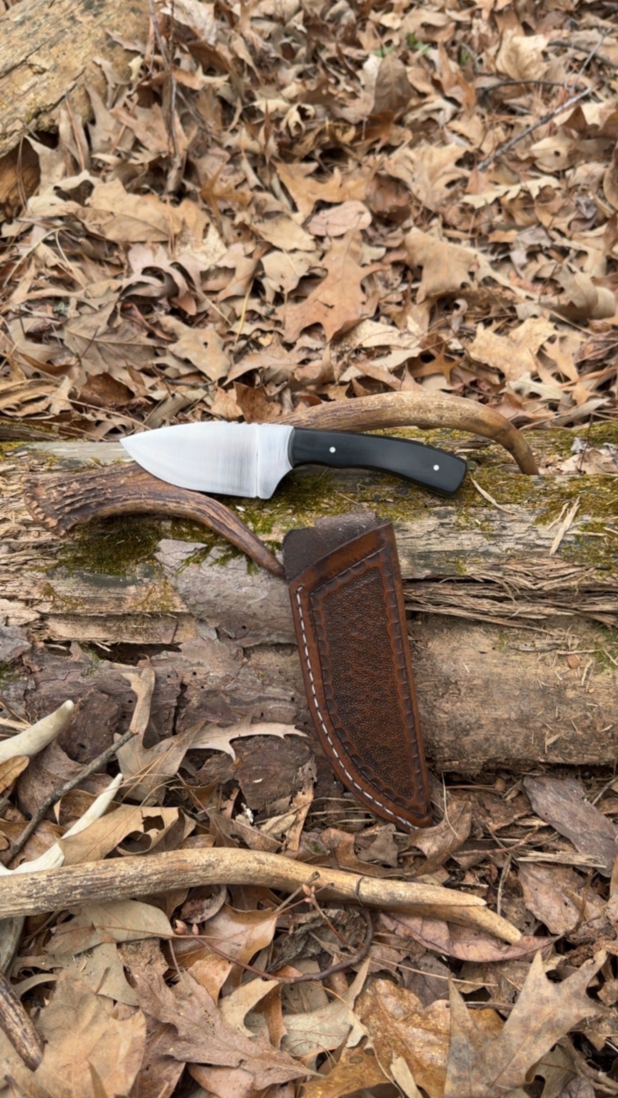 Signature blade in Black paper micarta w/White G10 pins