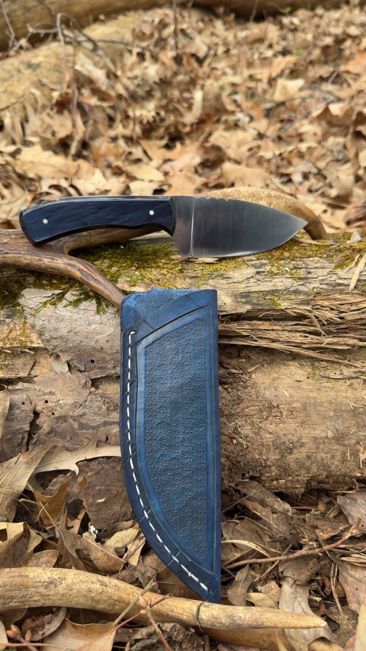Signature blade with Midnight Blue Kirinite with White g10 pins