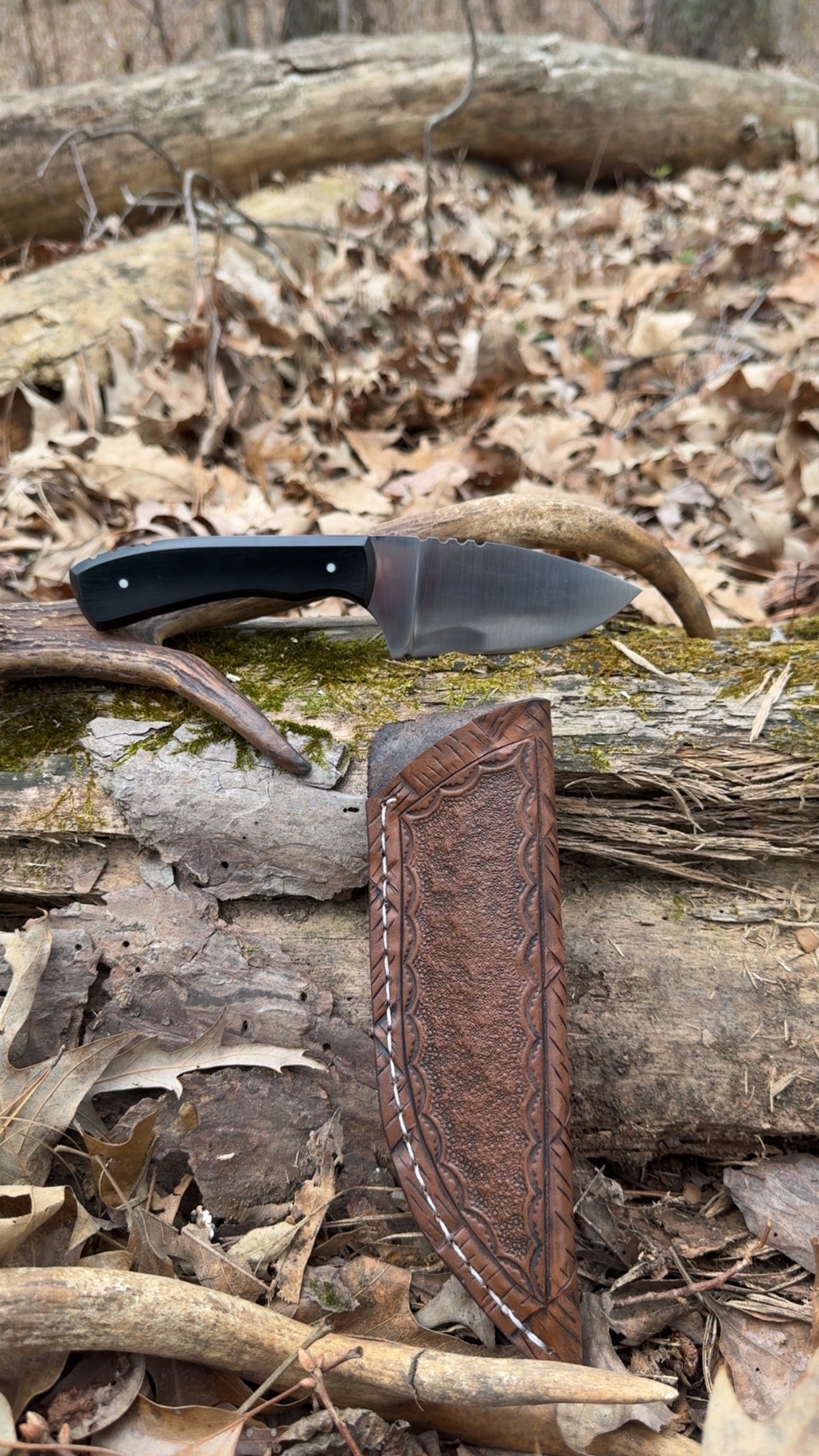 Signature blade with Black paper micarta W/white G10 pins